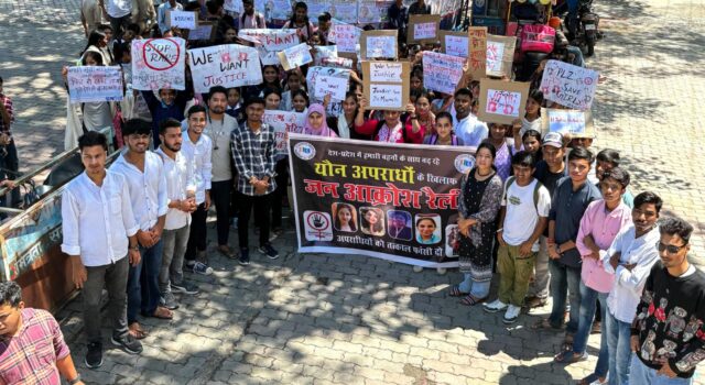 महिला उत्पीड़न की घटनाओं के विरोध में एनएसयूआई उतरा सड़कों पर