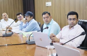 डीएम ने ली राजस्व स्टॉफ की मासिक समीक्षा बैठक, दिए आवश्यक दिशा निर्देश