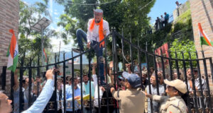 17 सूत्रीय मांगो को लेकर सरपंचो ने तालाबंदी के साथ किया प्रदर्शन