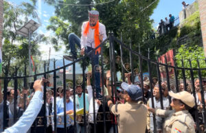 17 सूत्रीय मांगो को लेकर सरपंचो ने तालाबंदी के साथ किया प्रदर्शन