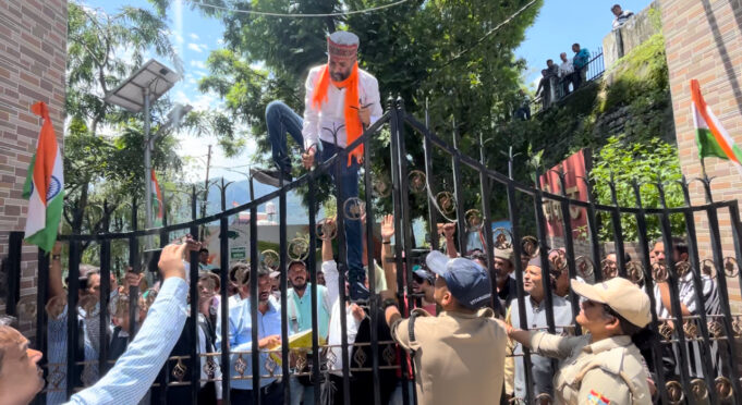 17 सूत्रीय मांगो को लेकर सरपंचो ने तालाबंदी के साथ किया प्रदर्शन