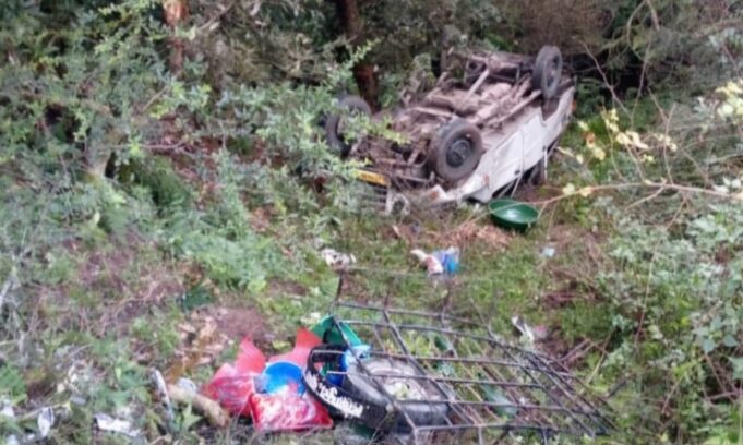 उत्तराखंड के चंपावत में गहरी खाई में गिरी मैक्स गाड़ी, 14 यात्री घायल, 2 की हालत गंभीर।