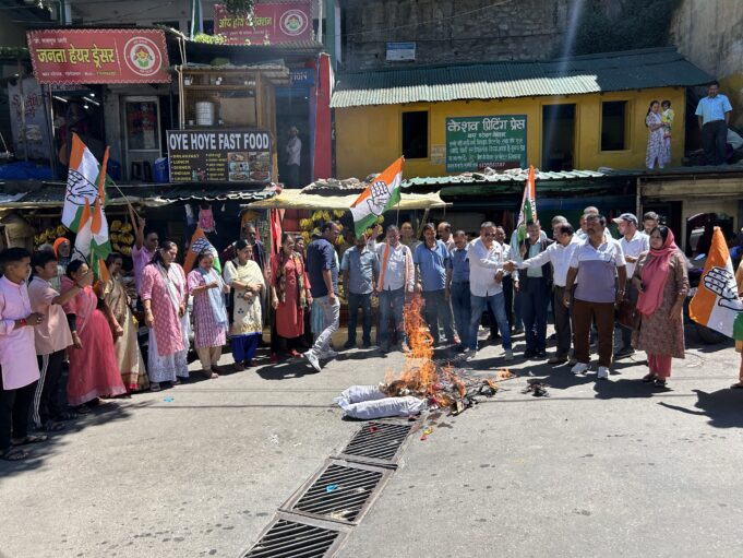 राज्य में बढ़ रहे महिला अपराध के खिलाप कांग्रेस ने फूंका सरकार का पुतला