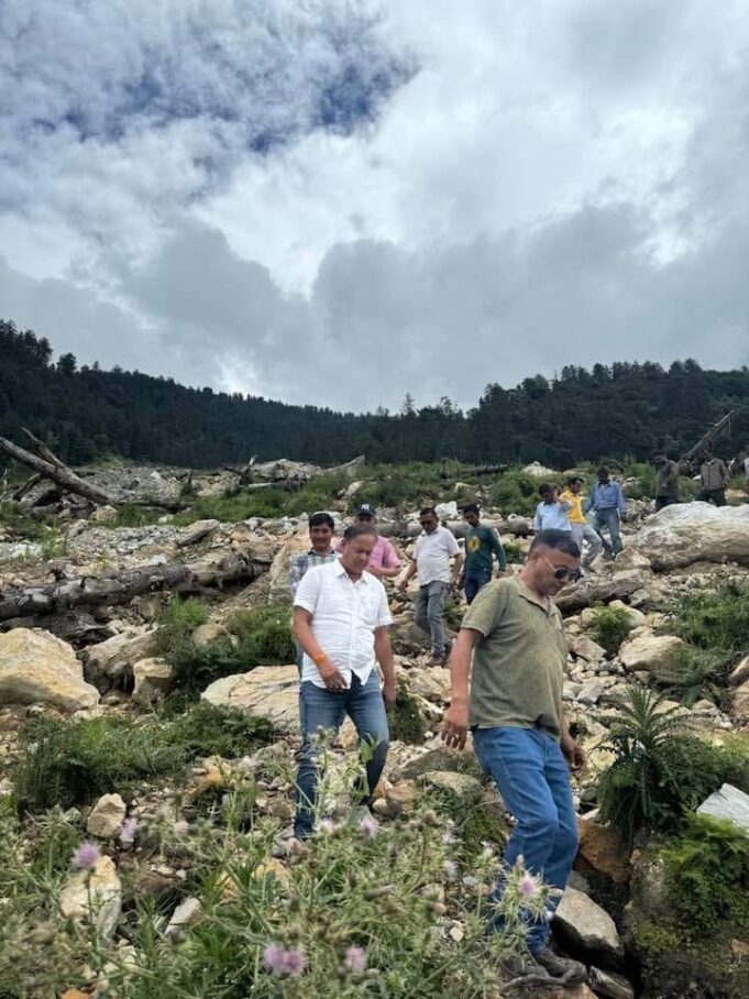 बदरीनाथ विधायक ने आपदा प्रभावित गांव पगनांें पहुचकर आपदा प्रभावितों से की मुलाकात
