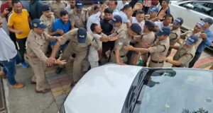 डीपीसी की बैठक में राजनीतिक दलों की मौजदगी का कांग्रेस समर्थित सदस्यों ने किया विरोध, कांग्रेस विधायक की मौजूदगी मंे हुआ 74करोड की योजनाओं का अुनमोदन