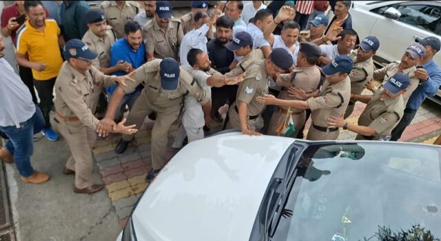 डीपीसी की बैठक में राजनीतिक दलों की मौजदगी का कांग्रेस समर्थित सदस्यों ने किया विरोध, कांग्रेस विधायक की मौजूदगी मंे हुआ 74करोड की योजनाओं का अुनमोदन