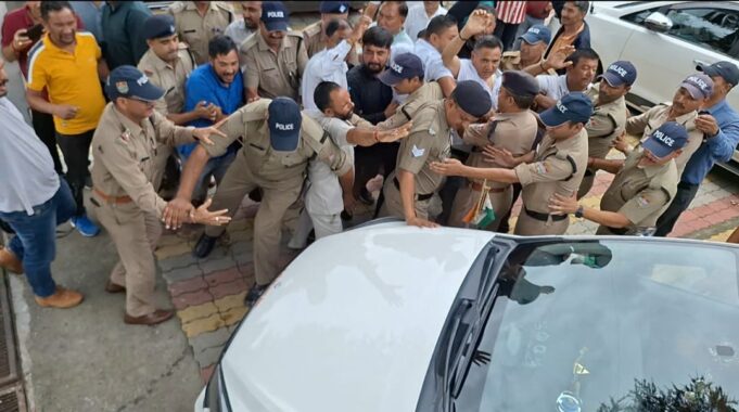 डीपीसी की बैठक में राजनीतिक दलों की मौजदगी का कांग्रेस समर्थित सदस्यों ने किया विरोध, कांग्रेस विधायक की मौजूदगी मंे हुआ 74करोड की योजनाओं का अुनमोदन