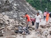 बाइक दुर्घटना ग्रस्त अलकनन्दा में बहे सवार