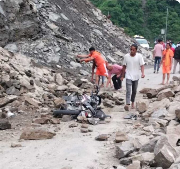 बाइक दुर्घटना ग्रस्त अलकनन्दा में बहे सवार