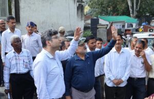 डीएम ने आपदा प्रभावित बहुगुणा नगर का किया निरीक्षण, प्रभावितों की सुनी समस्या