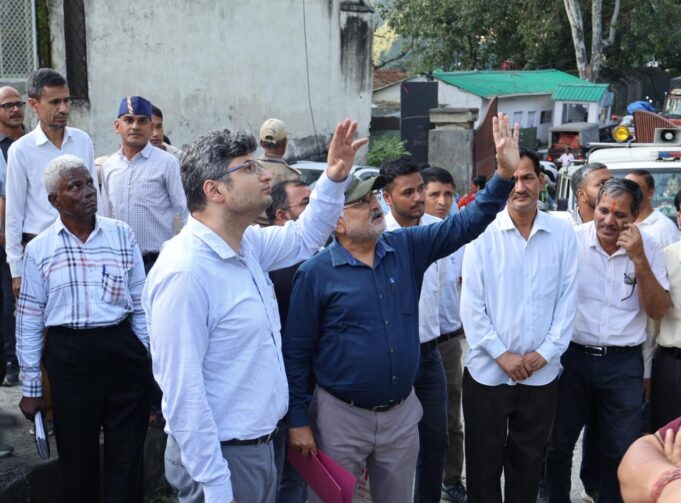 डीएम ने आपदा प्रभावित बहुगुणा नगर का किया निरीक्षण, प्रभावितों की सुनी समस्या