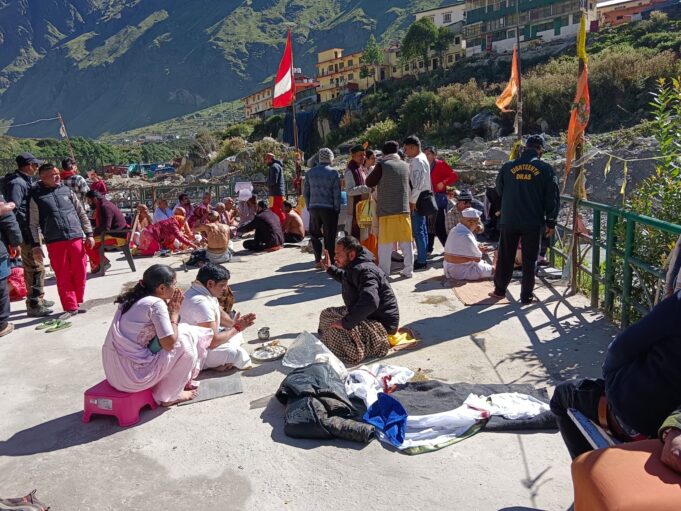 पितृ पक्ष शुरु होते ही बदरीनाथ धाम में श्रद्धालुओं की बढी आमद