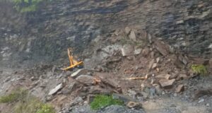 रोड कटिंग कार्य के दौरान पहाड़ी से मलवा आने के कारण उसके नीचे जेसीबी चालक के दबने से हुई मौत।