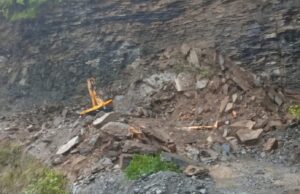 रोड कटिंग कार्य के दौरान पहाड़ी से मलवा आने के कारण उसके नीचे जेसीबी चालक के दबने से हुई मौत।