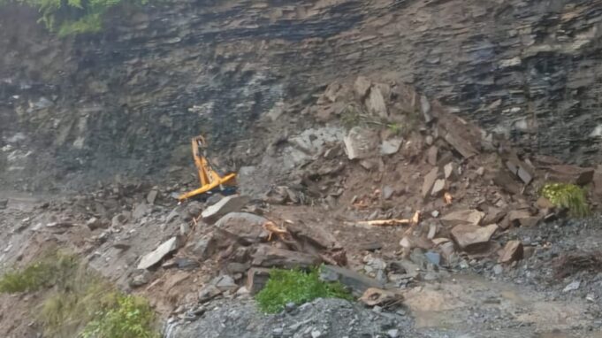 रोड कटिंग कार्य के दौरान पहाड़ी से मलवा आने के कारण उसके नीचे जेसीबी चालक के दबने से हुई मौत।