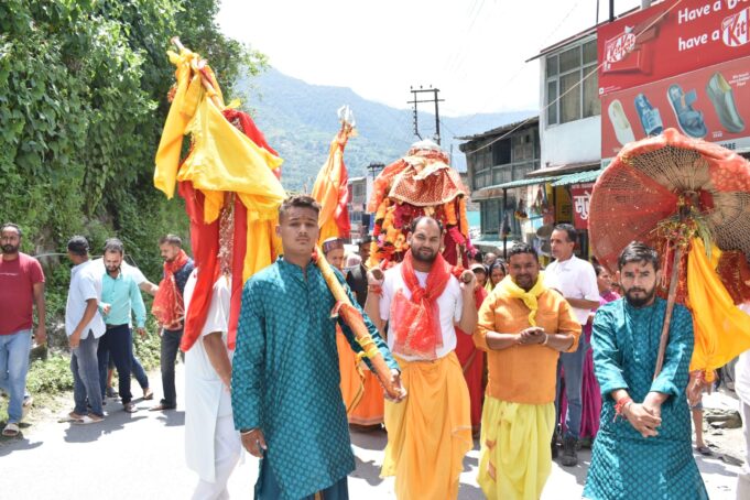 पारम्परिक लोकगीतों के संग बंड के ग्रामीण मां नंदा को कर रहे हैं विदा…