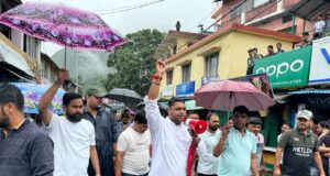 नाबालिक के साथ हुई छेडछाड, लोगों में आक्रोश, सडकों पर उतरे व्यापारी किया बाजार बंद