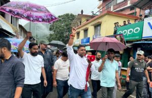 नाबालिक के साथ हुई छेडछाड, लोगों में आक्रोश, सडकों पर उतरे व्यापारी किया बाजार बंद