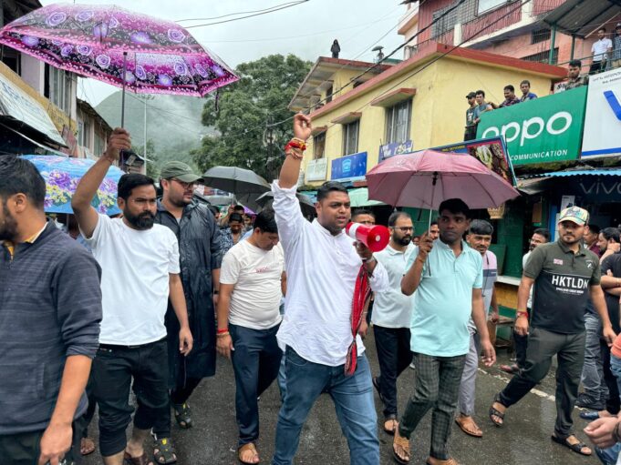 नाबालिक के साथ हुई छेडछाड, लोगों में आक्रोश, सडकों पर उतरे व्यापारी किया बाजार बंद