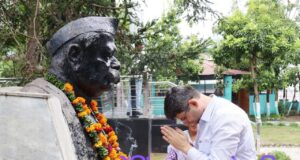 भारत्त रत्न प0 गोविन्द बल्लभ की जयंती प्रतिमा पर मालार्पण करते हुए किया याद