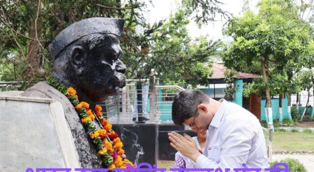 भारत्त रत्न प0 गोविन्द बल्लभ की जयंती प्रतिमा पर मालार्पण करते हुए किया याद