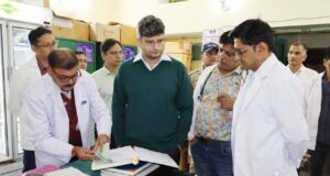 डीएम संदीप तिवारी ने जिला अस्पताल का किया औचक निरीक्षण।