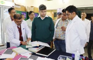 डीएम संदीप तिवारी ने जिला अस्पताल का किया औचक निरीक्षण।