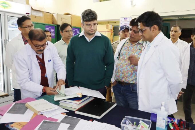 डीएम संदीप तिवारी ने जिला अस्पताल का किया औचक निरीक्षण।