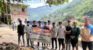 झाड़ू लेकर सड़कों पर उतरी एनएसयूआई