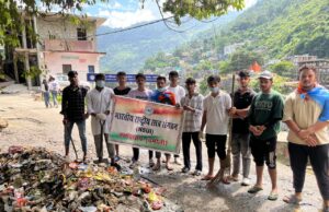 झाड़ू लेकर सड़कों पर उतरी एनएसयूआई