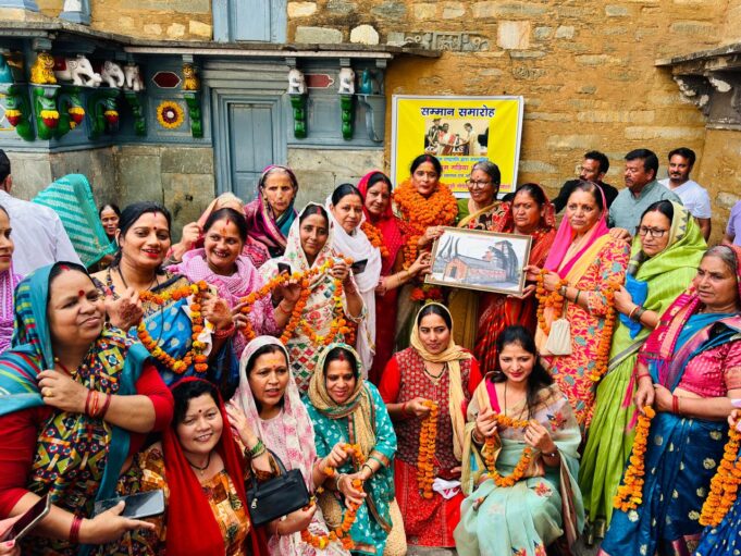 राष्ट्रीय शिक्षक पुरस्कार से सम्मानित ‘कुसुम’ का मायके मे फूल मालाओं से हुआ भव्य