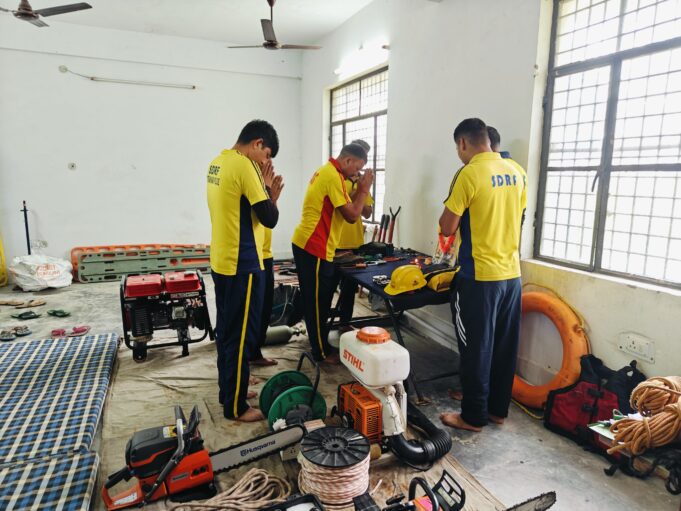 एस.डी.आर.एफ उत्तराखंड द्वारा उपकरणों की विधिवत पूजा के साथ मनाई गयी विश्वकर्मा जयंती।