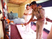 चमोली पुलिस द्वारा विश्वकर्मा दिवस के अवसर पर पूर्ण विधि-विधान के साथ की गई शस्त्रों, औजारों और मशीनों की पूजा-अर्चना