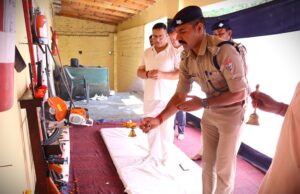 चमोली पुलिस द्वारा विश्वकर्मा दिवस के अवसर पर पूर्ण विधि-विधान के साथ की गई शस्त्रों, औजारों और मशीनों की पूजा-अर्चना
