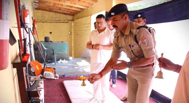 चमोली पुलिस द्वारा विश्वकर्मा दिवस के अवसर पर पूर्ण विधि-विधान के साथ की गई शस्त्रों, औजारों और मशीनों की पूजा-अर्चना