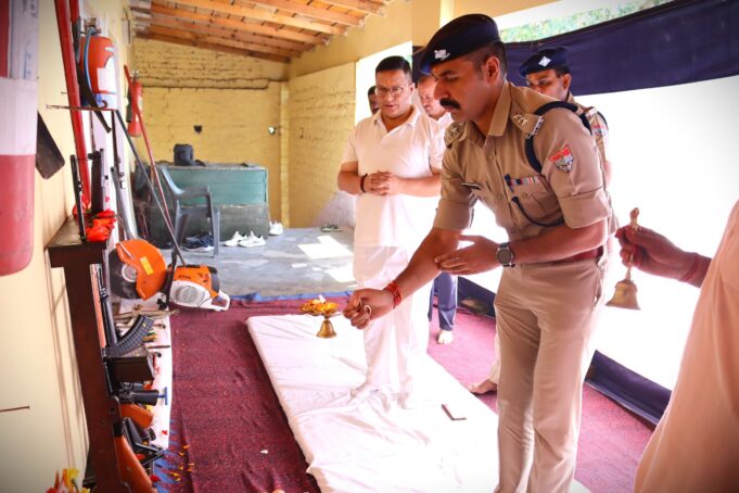 चमोली पुलिस द्वारा विश्वकर्मा दिवस के अवसर पर पूर्ण विधि-विधान के साथ की गई शस्त्रों, औजारों और मशीनों की पूजा-अर्चना