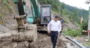 जिलाधिकारी संदीप तिवारी ने बदीनाथ हाईवे पर भूस्खलन प्रभावित क्षेत्रों का किया स्थलीय निरीक्षण।