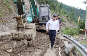 जिलाधिकारी संदीप तिवारी ने बदीनाथ हाईवे पर भूस्खलन प्रभावित क्षेत्रों का किया स्थलीय निरीक्षण।