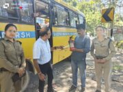 डीएम के निर्देश पर परिवहन विभाग ने की स्कूली बसों की चैकिंग।