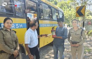 डीएम के निर्देश पर परिवहन विभाग ने की स्कूली बसों की चैकिंग।