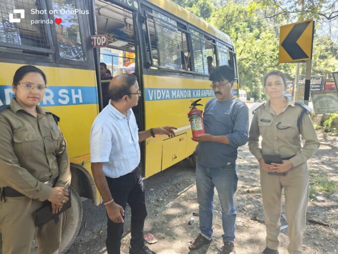 डीएम के निर्देश पर परिवहन विभाग ने की स्कूली बसों की चैकिंग।