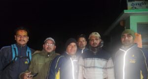 वसुधारा ट्रैक पर फंसे 2 व्यक्तियों को एसडीआरएफ ने किया रेस्क्यू