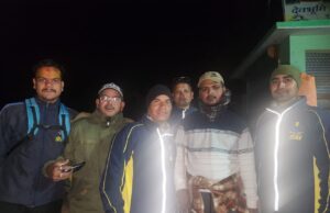 वसुधारा ट्रैक पर फंसे 2 व्यक्तियों को एसडीआरएफ ने किया रेस्क्यू