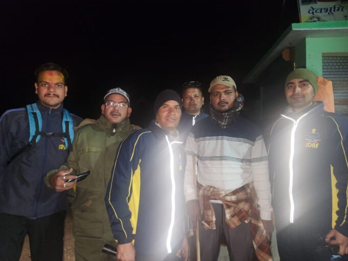 वसुधारा ट्रैक पर फंसे 2 व्यक्तियों को एसडीआरएफ ने किया रेस्क्यू