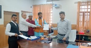 नगर की समस्याओं के समाधान को लेकर जिलाधिकारी से मिले आप