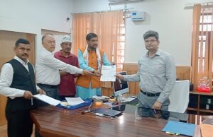 नगर की समस्याओं के समाधान को लेकर जिलाधिकारी से मिले आप