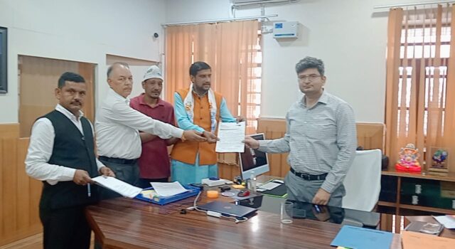 नगर की समस्याओं के समाधान को लेकर जिलाधिकारी से मिले आप