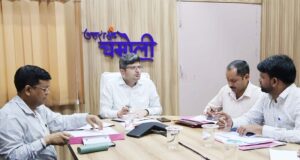 पीएमजीएसवाई के अंतर्गत संचालित कार्यो को लेकर डीएम ने ली समीक्षा बैठक