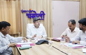 पीएमजीएसवाई के अंतर्गत संचालित कार्यो को लेकर डीएम ने ली समीक्षा बैठक