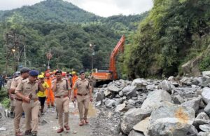 देर रात्रि में हुए हादसे के घटना स्थल का एसपी रुद्रप्रयाग ने किया निरीक्षण